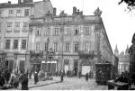 Rynek i Plac Mariacki w przedwojennym Lwowie. Widoczne są: kamienica Lubomirskich pod nr 10 (od 1895 r.: siedziba organizacji społeczno-oświatowej „Proswita”) i księgarnia. Z prawej: tramwaj nr 6
