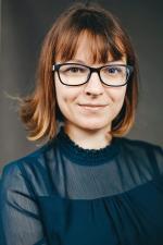 Jesteśmy się w stanie przyzwyczaić do niższego poziomu dopaminy, ale na to potrzeba czasu, ponieważ muszą się wytworzyć nowe receptory i zajść różne inne procesy. Jeśli jest w domu problem z ekranami, zalecałabym, żeby zmiany wprowadzać dla całej rodziny – mówi dr Ilona Kotlewska