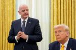 Gianni Infantino wręczył w grudniu Donaldowi Trumpowi pokojową Nagrodę FIFA