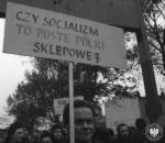 PRL miał być „krainą mlekiem i miodem płynącą”, a w rzeczywistości nieustannie brakowało podstawowych produktów spożywczych – na zdjęciu: manifestacja niezadowolonych obywateli