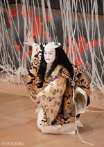 Nakamura Hayato w tańcu „Kumo no Ito Azusa no Yumihari” („Pajęczyna i łuk z katalpy”) oraz w roli Ginpeia, łodziarza i porywacza w scenie „Tori Mae” („Przed bramą”) z klasycznego przedstawienia „Yoshitsune Senbon Zakura” („Yoshitsune i tysiąc drzew wiśni”)