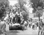 19 sierpnia 1953 r. demokratycznie wybrany premier Iranu Mohammada Mosadeka został obalony. Na ulice Teheranu wyszli demonstranci opłacani przez CIA. Wysłane przeciwko nim czołgi zostały otoczone, a ich załogi złożone z ludzi lojalnych wobec szacha, poddały się bez oporu