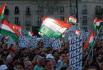 Zwolennicy opozycyjnej Tiszy Pétera Magyara z flagami Węgier 15 marca w Budapeszcie podczas obchodów rocznicy rewolucji 1848 r.