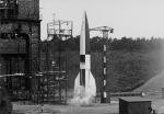 Poligon rakietowy Peenemünde – rakieta V-2 podczas startu (mobilna platforma konserwacyjna – po lewej), 1943 r.