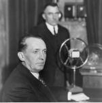 Poseł nadzwyczajny i minister pełnomocny Łotwy w Polsce Martin Nuksa przy mikrofonie w studiu Polskiego Radia. Warszawa, 18 listopada 1929 r.