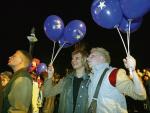 Wejściu Polski do UE towarzyszył wielki entuzjazm większości społeczeństwa. Na zdjęciu 1 maja 2004 r. na ulicach Warszawy