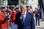 Donald Trump przyspiesza proces adaptowania się USA do nowych warunków XXI w., ponieważ musi i może sobie na to pozwolić. Jest też wystarczająco brutalny i bezwzględny. Dla polskich interesów, konsekwencje jego polityki mają bez wątpienia charakter przełomowy (na zdjęciu prezydent przed Białym Domem, 6 kwietnia 2026)
