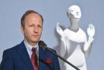 – W prezentowaniu dzieł polskich artystów za granicą nie chodzi o to, żeby nasza sztuka pojawiała się jako kuriozum z dalekiego kraju, z założenia prowincjonalna, wtórna. Interesuje nas, co oczywiste dla każdego historyka sztuki, dialog międzykulturowy, mający wymiar globalno-lokalny – mówi Andrzej Szczerski