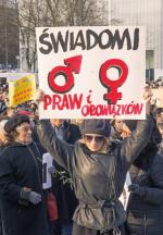 Kobiety potrafią głośno walczyć o swoje prawa, a nawet przekonać mężczyzn, aby ich wspierali w tej batalii. Odwrotnie raczej się nie zdarza. Na zdjęciu manifestacja w Dzień Kobiet, 8 marca 2017 r. w Szczecinie