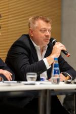 Michał Popiołek, dyrektor zarządzający ds. bankowości globalnej i inwestycyjnej w mBanku, przypomniał, że historycznie większość fundamentalnych innowacji rodziła się najpierw w sektorze zbrojeniowym, by z czasem przejść do zastosowań cywilnych