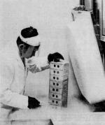 Leonard Hayflick (1928–2024) wyjmuje komórki WI-38 ze zbiornika z ciekłym azotem. Te komórki ocaliły miliony istnień