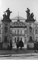 Pałac Brühla – siedziba gubernatora dystryktu warszawskiego Ludwiga Fischera. Na pierwszym planie: brama wejściowa na dziedziniec