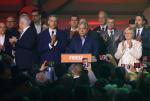 Viktor Orbán w czasie wieczoru wyborczego. Dzisiaj wielu jego współpracowników z tych stojących z tyłu szuka schronienia za granicą