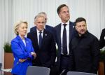 Szefowa Komisji Europejskiej Ursula von der Leyen, premier Kanady Mark Carney, sekretarz generalny NATO Mark Rutte i prezydent Wołodymyr Zełenski na spotkaniu w Erywaniu, zaledwie 100 km od rosyjskiej bazy wojskowej