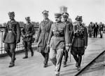 Marszałek Józef Piłsudski w otoczeniu podkomendnych zmierza na spotkanie na Moście Poniatowskiego w Warszawie z prezydentem Stanisławem Wojciechowskim, 12 maja 1926 r. Po fiasku rozmów oddziały wierne marszałkowi zajęły pozycje przy mostach na Wiśle i rozpoczęły się walki