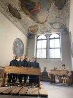 Dzieci w ławkach z „Umarłej klasy” w Procuratie Vecchie