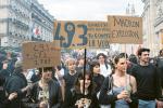 Jesienią ubiegłego roku Francuzi masowo zaprotestowali przeciwko planom oszczędności budżetowych. Na zdjęciu: Paryż, 10 września; hasła nawiązują m.in. do artykułu 49.3 konstytucji, który pod pewnymi warunkami pozwala rządowi przepchnąć ustawę bez głosowania w parlamencie. Tą drogą władze próbowały wcześniej podnieść wiek emerytalny
