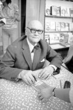 Jarosław Iwaszkiewicz na Kiermaszu Książki na Placu Defilad w Warszawie, 1979 r.