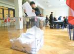 Referendum powiązane z wyborami w 2023 r., którego celem było wsparcie wyborcze PiS-u., to było największe kuriozum. W gruncie rzeczy chodziło o to, żeby pod przykrywką kampanii referendalnej można było wydać dowolne pieniądze z Orlenu na kampanię parlamentarną PiS-u – mówi Jarosław Flis (na zdjęciu lokal wyborczy w Warszawie, 15 października 2023)
