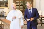 Kilka dni temu Donald Tusk eksponował swoje spotkanie z papieżem Leonem XIV opowiadając przy okazji o niezmiennych wartościach i podkreślając swoją obecność przy grobie Jana Pawła II. A jeszcze niedawno minister edukacji Barbara Nowacka sprowadzała protesty polskich biskupów przeciw redukowaniu lekcji religii w szkołach do „wycia o kasę”.