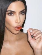Wiele produktów promowanych przez rodzinę Kardashianów na Instagramie w latach nastych XXI w. budziło co najmniej wątpliwości. W 2018 roku Kim Kardashian spotkała się z powszechną krytyką po tym, jak reklamowała „lizaki hamujące apetyt” jako „dosłownie nieziemskie” i zamieściła zdjęcie, na którym sama takiego lizaka ssie