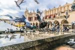 Niektórych Krakowian i ptaki połączyła szczególna więź. Mają swoje ulubione miejsca, gdzie pomimo walki z dokarmianiem ptaków, robią to, bo często jest to ich hobby
