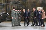 Premier Donald Tusk stwierdził w poniedziałek w Dęblinie, że w relacjach transatlantyckich oczekujemy stabilności opartej na szacunku i że nie jest naszą rolą komentowanie strategii sojuszników