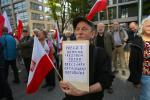 Protest przed wejściem do Prokuratury Krajowej w Warszawie, gdzie redaktor naczelny TV Republika Tomasz Sakiewicz został wezwany w charakterze świadka