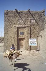 Budynek w Tibuktu (Mali) z tablicą upamiętniającą pobyt Alexandra Gordona Lainga