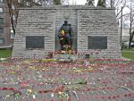 Gdy władze Tallina podjęły decyzję o przeniesieniu pomnika Brązowego Żołnierza z centrum estońskiej stolicy na cmentarz wojskowy, wybuchły zamieszki wywołane przez rosyjską mniejszość