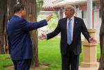 Prezydent Stanów Zjednoczonych Donald Trump i przewodniczący ChRL Xi Jinping wśród wiekowych drzew w ogrodach rządowego kompleksu Zhongnanhai w Pekinie, 15 maja 2026 r.