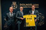 II Kongres Polskiej Piłki w Jeleniej Górze stał się ważnym polem debaty o przyszłości futbolu, rozwoju infrastruktury sportowej oraz wsparciu dzieci i młodzieży poprzez sport. Na zdjęciu od lewej: Marek Kotlarz, wiceprezes, i Łukasz Czajkowski, prezes Dolnośląskiego Związku Piłki Nożnej, oraz Paweł Gancarz, marszałek województwa dolnośląskiego mat. pras. (2)