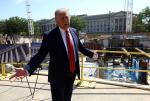 Donald Trump na tle budowy nowej sali balowej Białego Domu, która wzbudza wątpliwości Kongresu