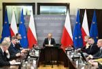 Eksperci ostrzegają, że jeżeli państwo nie zbuduje odporności na chaos informacyjny i seryjne fałszywe alarmy, konsekwencje mogą być bardzo poważne. Na zdjęciu: premier Donald Tusk z ministrami i przedstawicielami służb w Rządowym Centrum Bezpieczeństwa w Warszawie podczas odprawy związanej z fałszywymi alarmami dotyczącymi pożaru w domu należącego do rodziny prezydenta RP, 24 maja 2026 r.