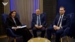Prof. Alojzy Nowak, rektor Uniwersytetu Warszawskiego (w środku), i Justin Gandy, dyrektor zarządzający MSD Polska, w rozmowie z Dominiką Pietrzyk („Rzeczpospolita”)
