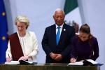 Ursula von der Leyen, szefowa KE, i Claudia Sheinbaum, prezydent Meksyku, podpisały umowę 22 maja