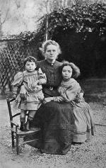 Maria Skłodowska-Curie z córkami: Ève (z lewej) i Irène