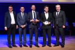Michał Ślawski, członek zarządu Castorama Polska, oraz Arkadiusz Szczepaniak, wiceprezes Kazar Group, wygrali w kategorii Retail Consumer. Nagrody wręczali Dominique Rodier (ADP), Wojciech Kuśpik (prezes PTWP) i Michał Szułdrzyński, redaktor naczelny „Rz”
