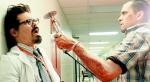 Lekarz (Josh Brolin) jest atakowany przez pacjenta, który okazał się zombi 