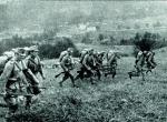 Żołnierze austro-wegierscy idą do ataku w tyralierze 