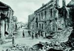 Niemcy na głównej ulicy Gorlic zniszczonych podczas walk  2 maja 1915 r.