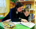 Siedmioletni Mateusz Dzieciątko już drugi rok uczy się w domu. Edukacją syna zajmuje się głównie jego mama Joanna. Rodzice Mateusza zapewniają, że  nauka w domu nie przypomina tradycyjnych lekcji prowadzonych w szkole