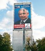 Mieszkańcy bloku przy Marszałkowskiej wycięli w wyborczej reklamie otwory na okna