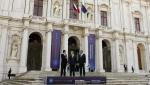 Przewodniczący Komisji Europejskiej Jose Barroso, prezydent Rosji Władimir Putin i premier Portugalii Jose Socrates przed pałacem Mafra, gdzie odbywa się szczyt Unia – Rosja