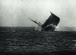 Brytyjski frachtowiec  tonie  po trafieniu  torpedą,  1941 r.
