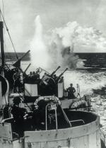 Brytyjski  niszczyciel  atakuje U-Boota bombami  głębinowymi, południowy Atlantyk, 1941 r. 