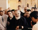 Ojciec Pio nosił na dłoniach opaski chroniące stygmaty. Zdjęcie z 1963 r.