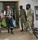 <Eric Bretau, przewodniczą-cy organizacji humanitarnej Arche de Zoé, opuszcza budynek sądu w stolicy Czadu