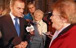 <Donald Tusk wysłuchuje w Londynie skargi pani Antoniny Kalinowskiej, która nie mogła oddać głosu w wyborach