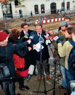 Robert Draba i Michał Kamiński z Kancelarii Prezydenta RP na konferencji na tle rozkopanego Krakowskiego Przedmieścia 